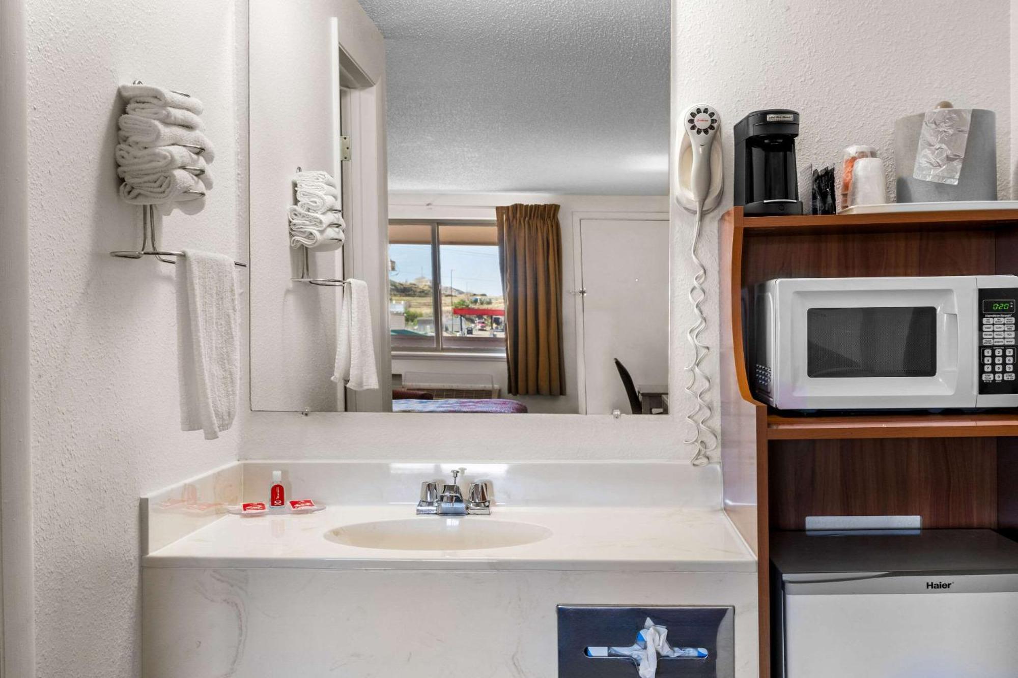 Econo Lodge Майлс-Сити Экстерьер фото