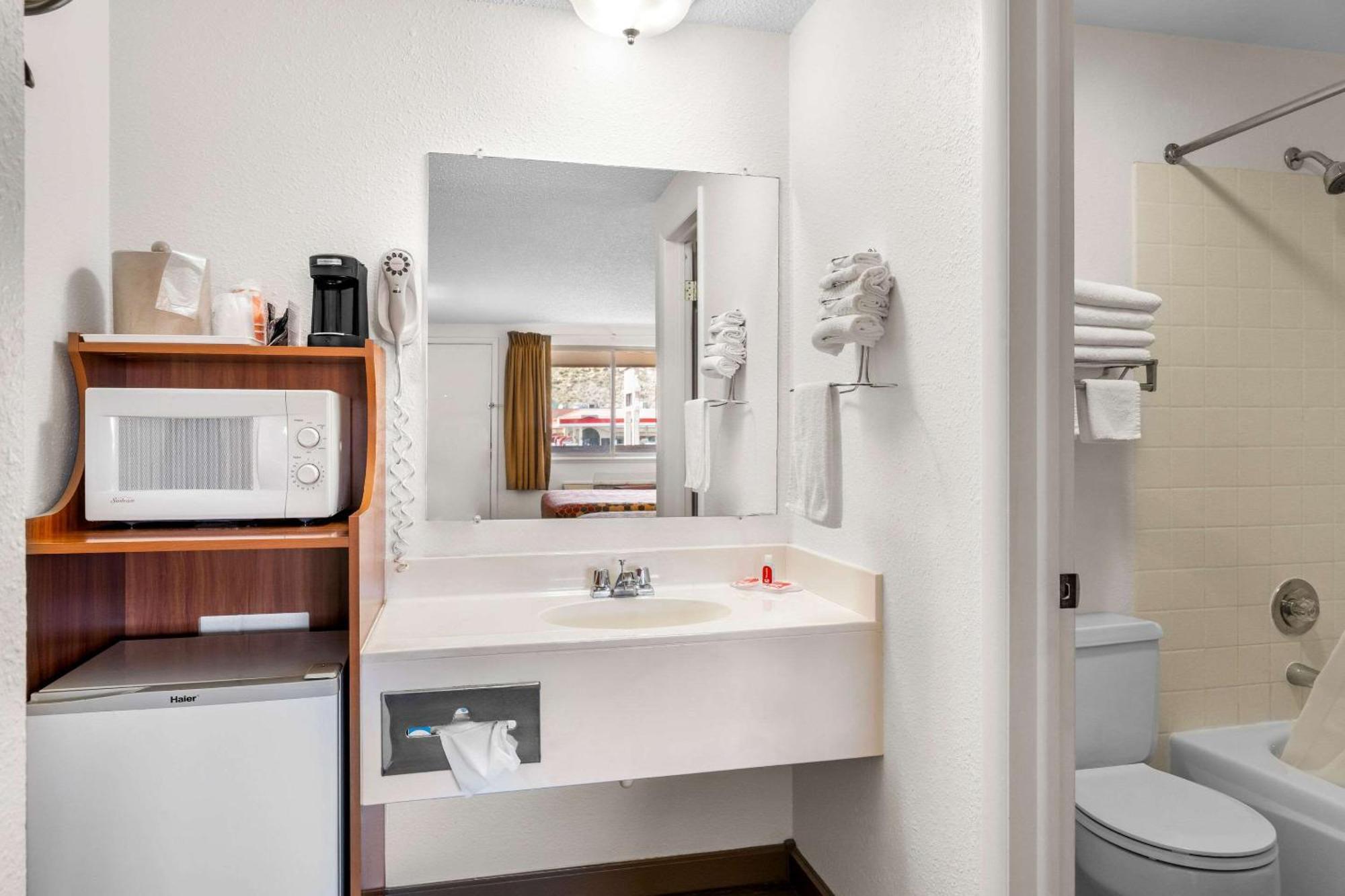 Econo Lodge Майлс-Сити Экстерьер фото